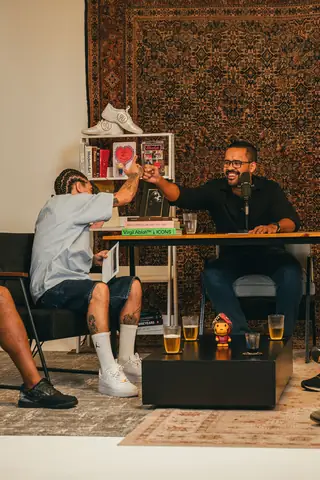 Cumprimento na mesa de gravação