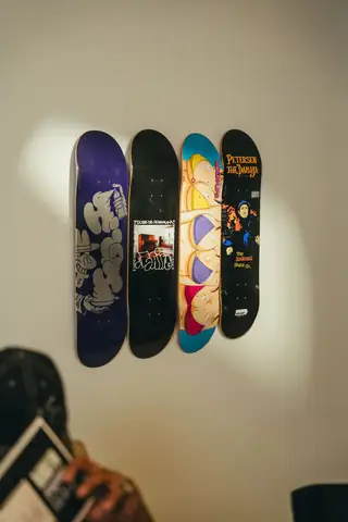 Shapes de skate na parede do estúdio